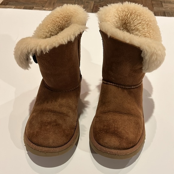 UGG Bailey Button Brown Short Sheepskin Boots - Picture 15 of 15